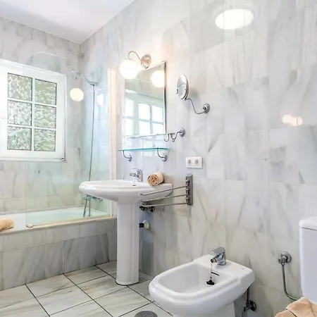 فيلة Puerto Del Carmen Sleeps 8 Air Con Wifi بويرتو ذيل كارمين